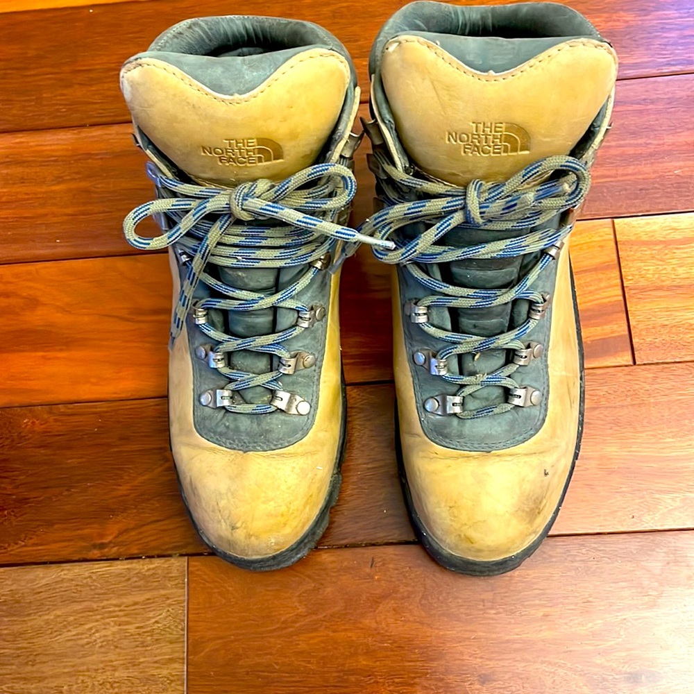 Women’s north face hiking boats size 7 cream and light blue